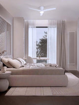 Aloa LED Ventilator Ø 132cm in modern Schlafzimmer mit hellem Design und großen Fenstern.