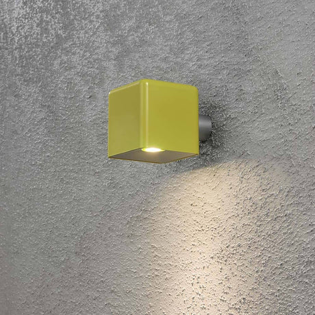 Amalfi LED Außen-Wandleuchte inkl. Trafo 12V Oliv an einer Wand montiert, liefert warmes Licht.