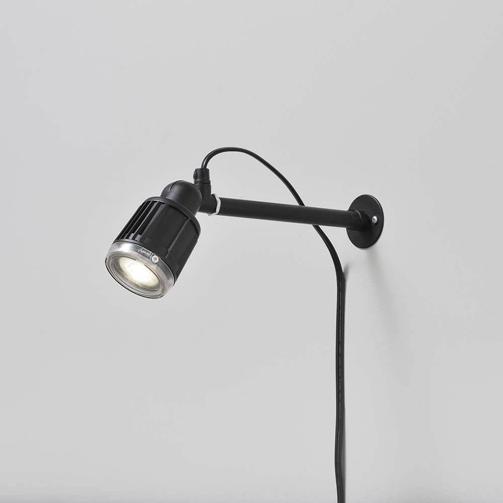 Amalfi LED Erdspießleuchte 1-flg. 12V Schwarz an einer Wand montiert.