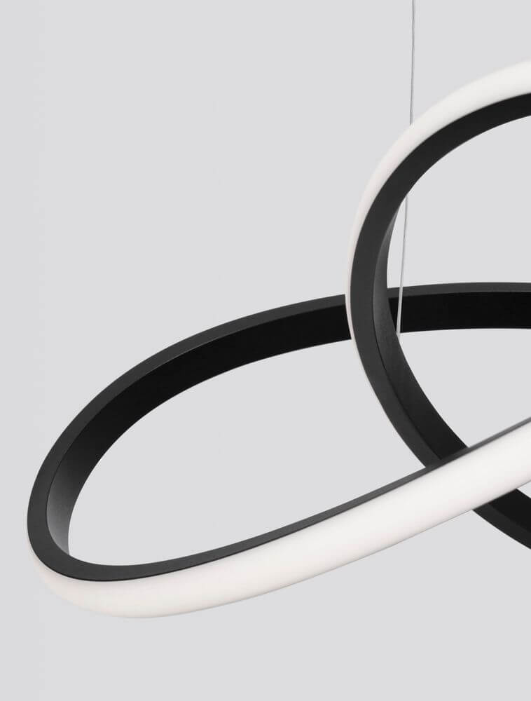 Amara LED Pendelleuchte Ø 56cm mit modernem, minimalistischem Design in schwarz und weiß.