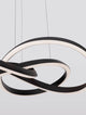 Amara LED Pendelleuchte Ø 68cm mit schwingendem, modernem Design in Schwarz und warmem Licht.
