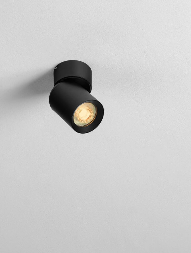 Amecy Deckenleuchte Ø 6cm GU10 in modernem Design, montiert an einer weißen Decke für gezielte Beleuchtung.