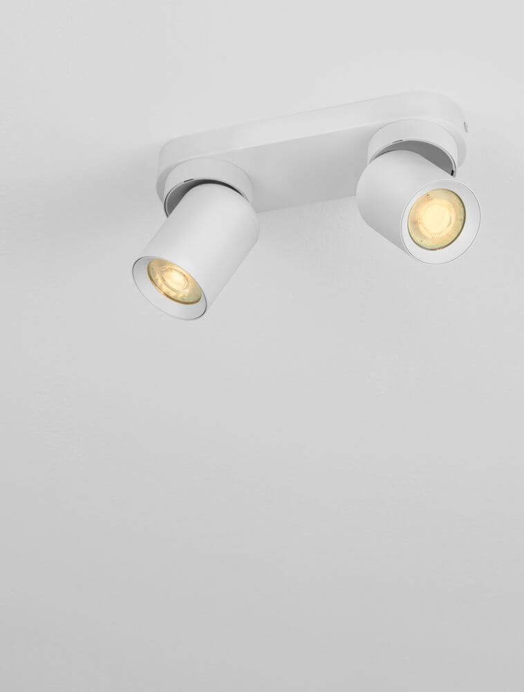 Moderne Amecy Deckenleuchte 2-flammig 22x6,5cm in Weiß mit zwei Spotlights.