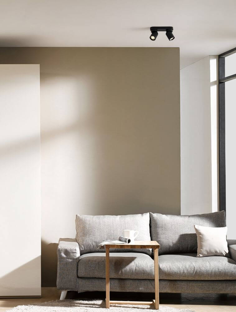 Amecy Deckenleuchte 2-flammig 22x6,5cm über einem grauen Sofa im modernen Wohnraum.