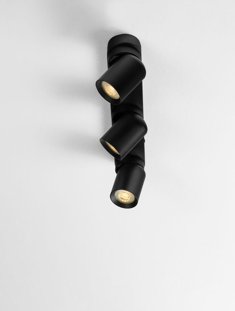 Amecy Deckenleuchte 3-flammig 39x6,5cm mit drei schwenkbaren Lampenschirmen in modernem Schwarz.