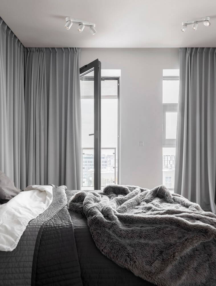 Amecy Deckenleuchte 3-flammig 39x6,5cm in modernem Schlafzimmer mit grauen Vorhängen und gemütlicher Decke.