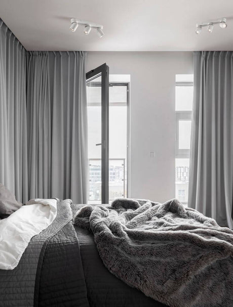 Amecy 3-light ceiling light 39x6.5cm in a modern bedroom with grey curtains and a cozy blanket.
