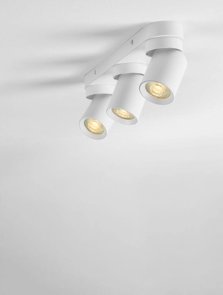 Amecy Deckenleuchte 3-flammig 39x6,5cm in modernem Design mit drei weißen Leuchten für stimmungsvolle Raumbeleuchtung.