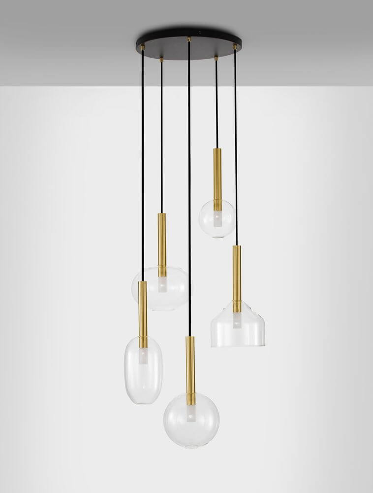 Amelia Pendelleuchte 5-flammig Ø 60cm mit eleganten Glaskörpern und goldenen Akzenten.