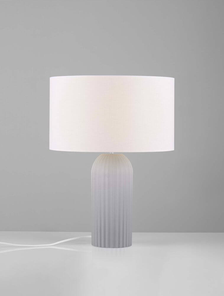 Ammos Tischleuchte E27 Ø 35cm – moderne Tischlampe mit weißem Stoffschirm und geriffeltem Keramikfuß, ideal fürs Schlafzimmer oder Wohnzimmer