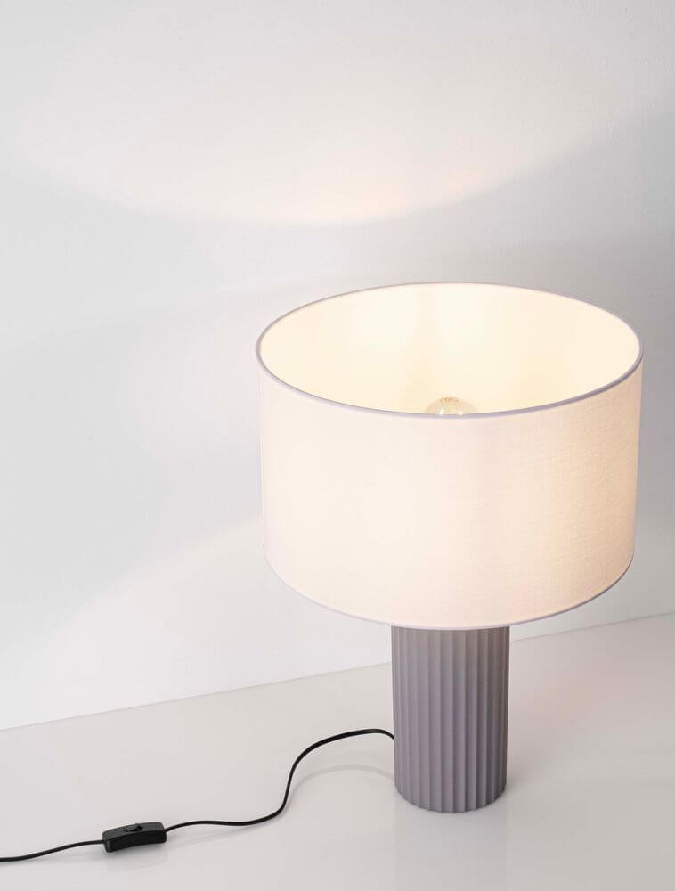 Ammos Tischleuchte E27 Ø 35cm – moderne Tischlampe mit weißem Stoffschirm und grauem geriffeltem Standfuß