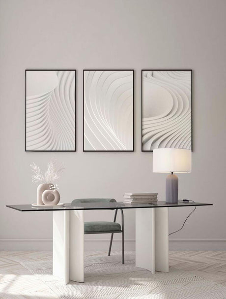 Ammos bordlampe E27 Ø 35cm på et moderne skrivebord ved siden af vægbilleder i en neutral stue