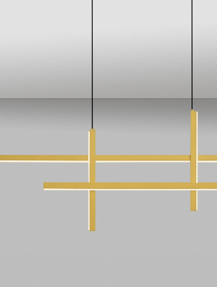 Antama LED Pendelleuchte 4-flammig in modernem Design mit goldenen Elementen.