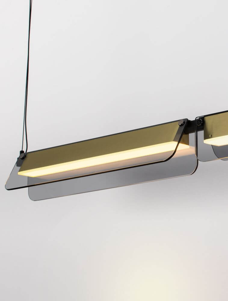 Apnea LED Pendelleuchte 3000K mit filigranem Aluminiumrahmen und goldfarbenen Akzenten, ideal für Ess- und Wohnzimmer.