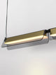 Apnea LED Pendelleuchte 3000K mit filigranem Aluminiumrahmen und goldfarbenen Akzenten, ideal für Ess- und Wohnzimmer.
