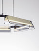Apnea LED Pendelleuchte Hexagon Schwarz, Gold mit sandgestrahltem Metall und goldfarbenen Glaselementen.