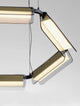 Apnea LED Pendelleuchte Hexagon Schwarz, Gold mit sandgestrahltem Metall und goldfarbenen Glaselementen.