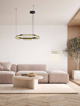 Moderne Apnea LED Pendelleuchte in Schwarz und Gold über einem eleganten Wohnzimmer mit beigem Sofa.