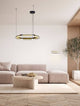 Apnea LED Pendelleuchte Hexagon Schwarz, Gold in modernem Wohnraum über Sofa und Tisch.