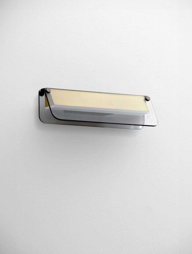 Elegante Apnea LED Wandleuchte 3000K aus matt schwarzem Aluminium und transparentem Glas mit goldenen Akzenten.