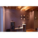 Apo 50 LED-Wandlampe in modernem Design, dimmbar, in einem stilvollen Wohnraum. Farben: Rose und Gold.