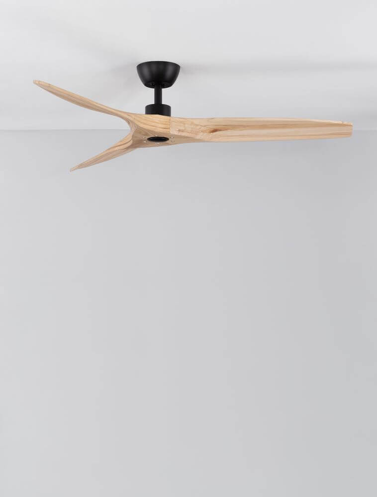 Arcadia Ventilator Ø 132cm mit organischen Holzflügeln und mattschwarzem Aluminiumgehäuse.