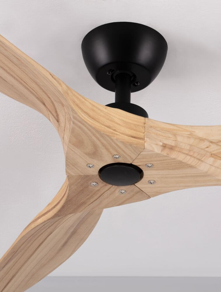 Detailaufnahme des Arcadia Ventilator Ø 132cm mit Holzflügeln und mattschwarzem Gehäuse.