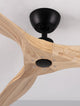 Detailaufnahme des Arcadia Ventilator Ø 132cm mit Holzflügeln und mattschwarzem Gehäuse.