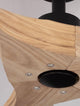 Detailaufnahme der Holzflügel des Arcadia Ventilators Ø 132cm mit mattschwarzem Gehäuse.