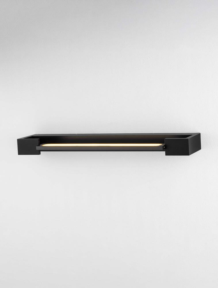 Arga LED Wandleuchte 45cm 3000K IP44 in trendigem Design an der Wand montiert.