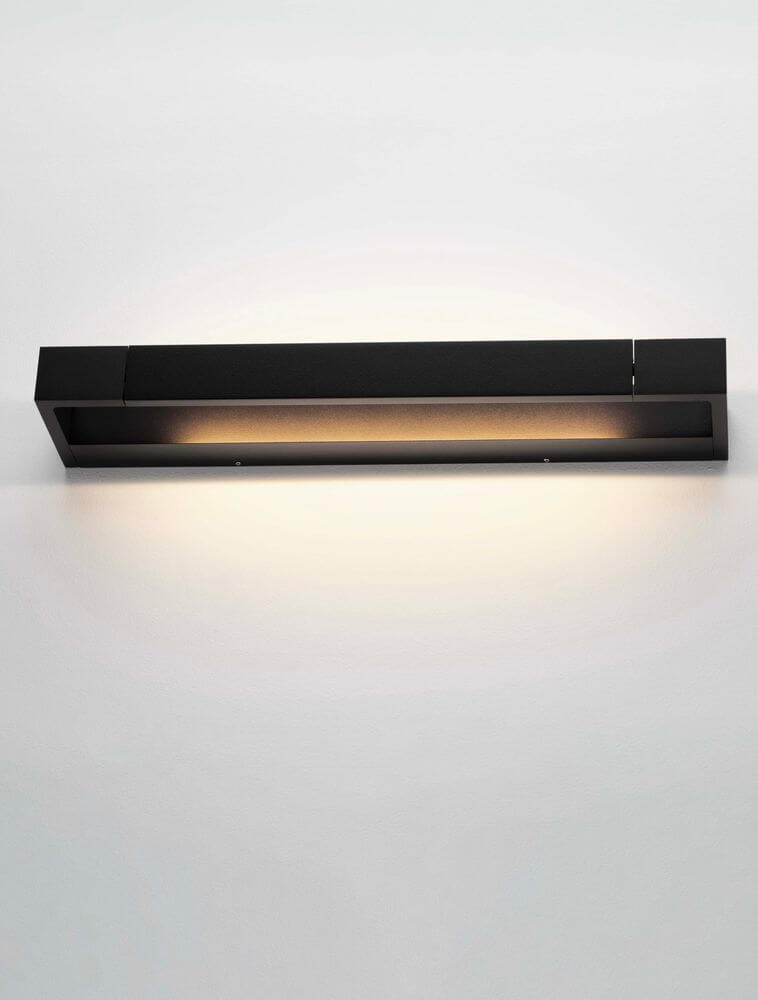 Arga LED Wandleuchte 45cm 3000K IP44 an der Wand montiert, modernes Design, warmes Licht.