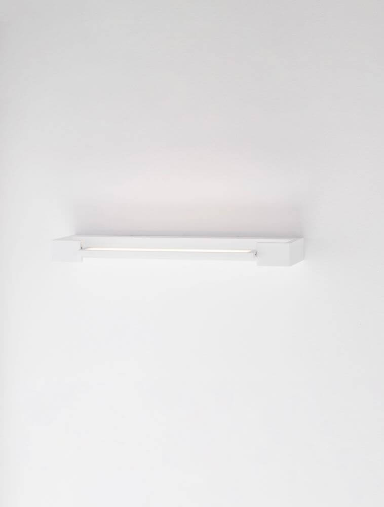 Arga LED Wandleuchte 45cm 3000K IP44 an einer weißen Wand montiert.