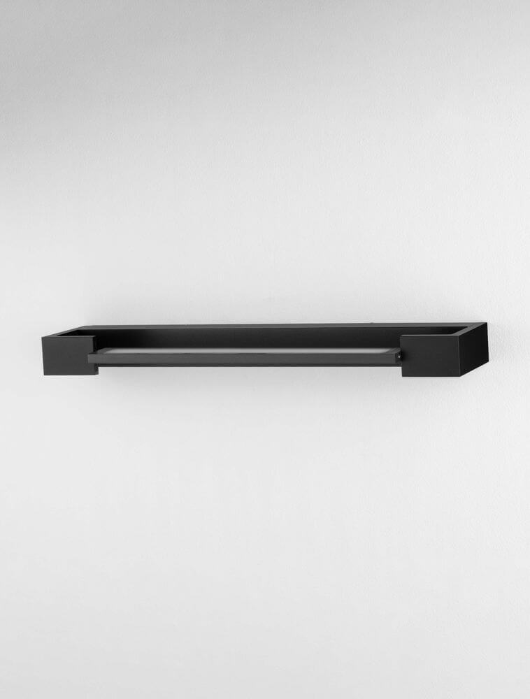 Arga LED Wandleuchte 45cm 3000K IP44 an einer Wand montiert, modernes Design, IP44 wetterfest.