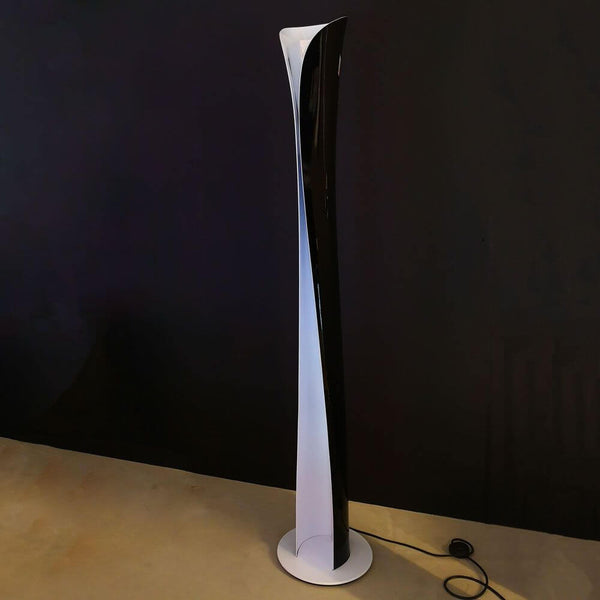 Artemide Cadmo Terra LED Deckenfluter, schwarze Stehleuchte mit indirektem Licht und elegantem Design