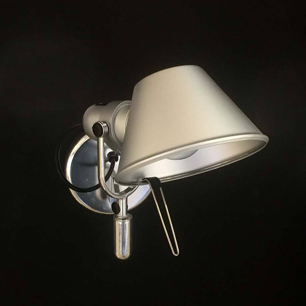 Artemide Tolomeo Faretto Wandleuchte, verstellbar, Aluminium, weiß, Seitenansicht auf schwarzem Hintergrund