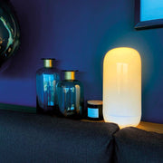 Artemide LED-Tischleuchte Gople Portable mit Akku, weiße mundgeblasene Glasleuchte mit warmweißem LED-Licht
