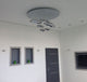 Artemide Mercury Sospensione LED Hängelampe in modernem Wohnraum, Chrom-Design mit futuristischem Licht. 