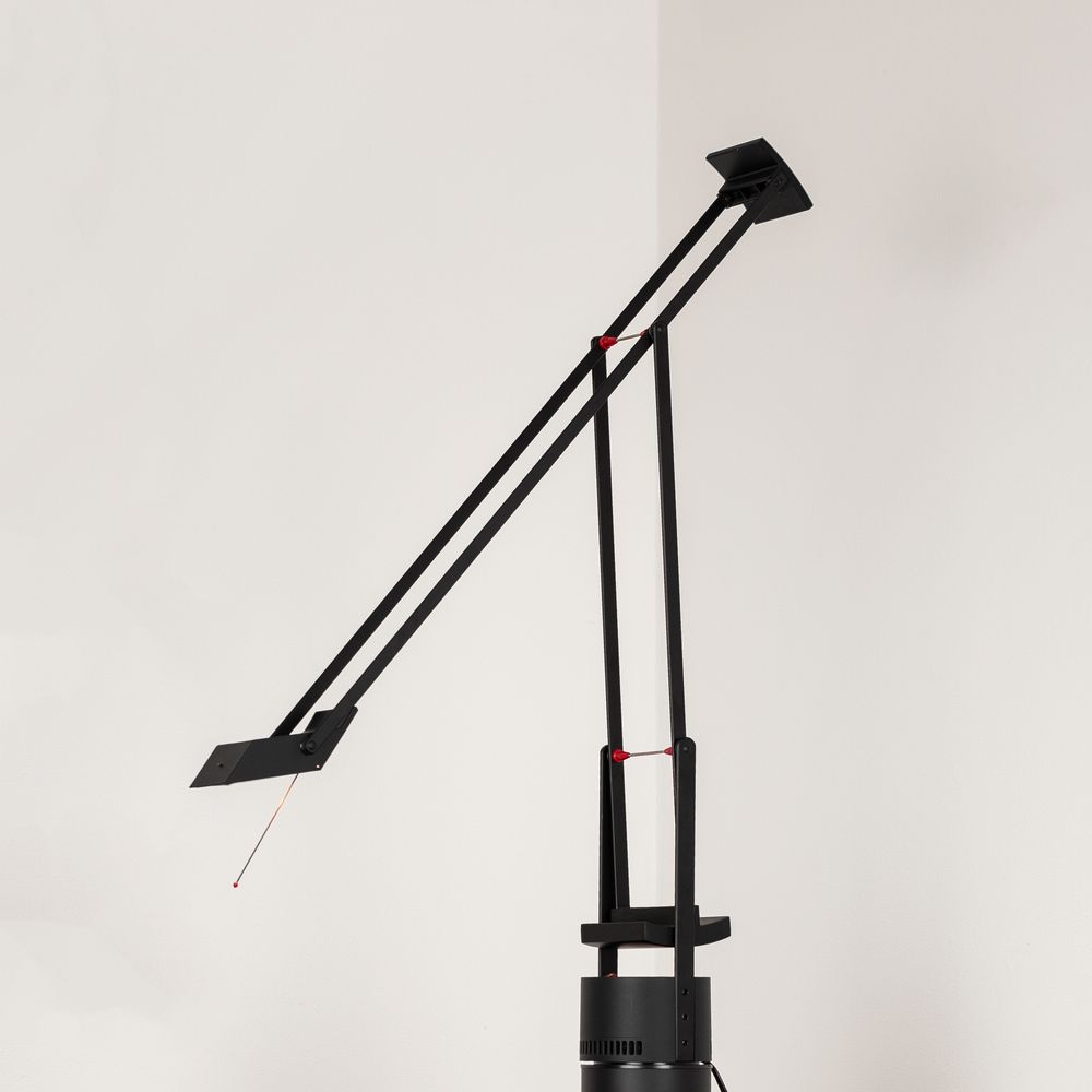 Artemide Tizio 35 -pöytävalaisin musta