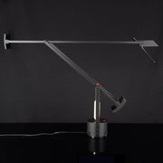 Artemide Tizio 50 LED Schreibtischlampe Schwarz, warmweiß 3000K, moderne flexible LED Tischleuchte