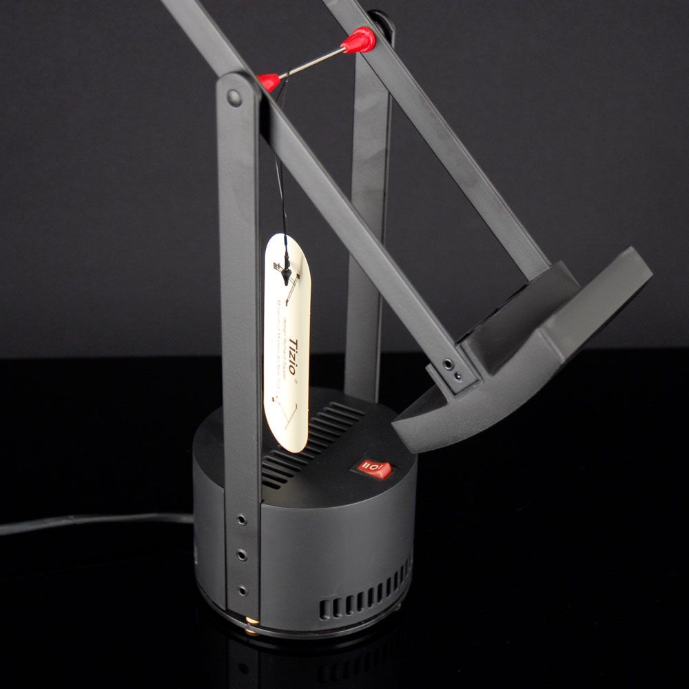 Nahaufnahme der Artemide Tizio 50 LED Schreibtischlampe in Schwarz mit schwebendem Design.