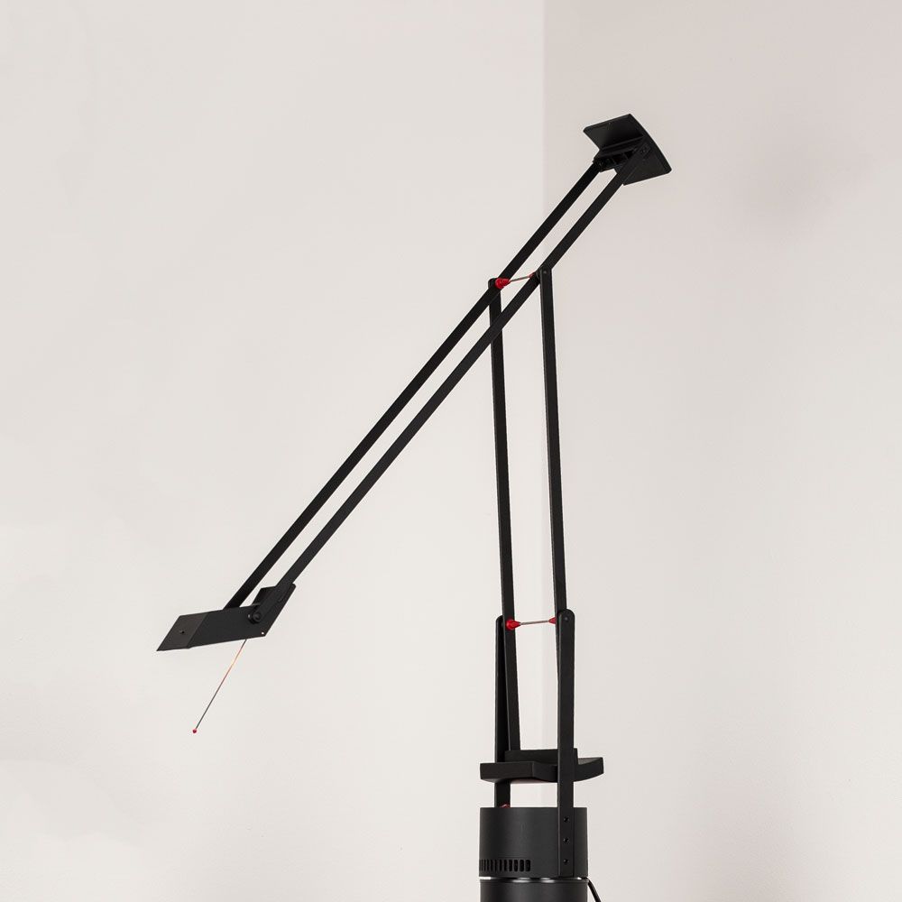 Artemide Tizio 50 LED Tischleuchte in Schwarz mit modernem Design und flexiblen Armen.