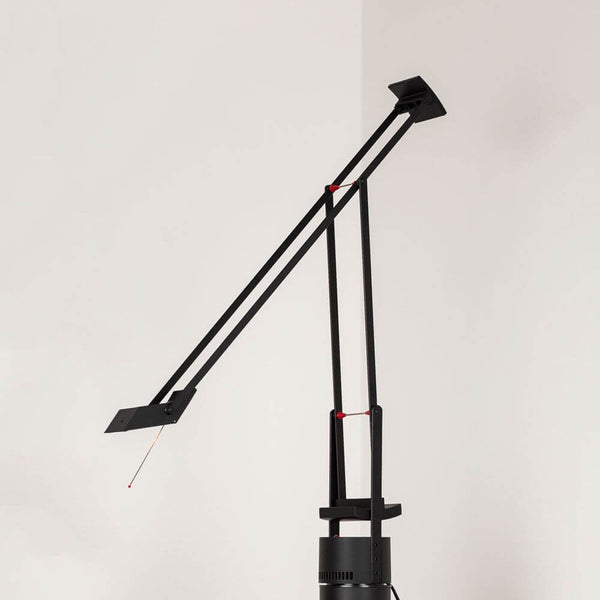Artemide Tizio 50 Schreibtischlampe Schwarz, ikonische Designer-Tischleuchte von Richard Sapper mit beweglichem Arm