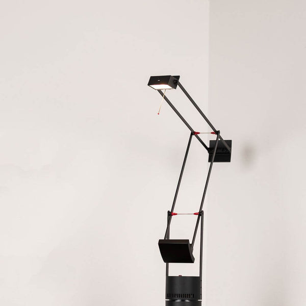 Artemide Tizio 50 Schreibtischlampe Schwarz, ikonische Design-Tischleuchte von Richard Sapper mit verstellbarem Arm