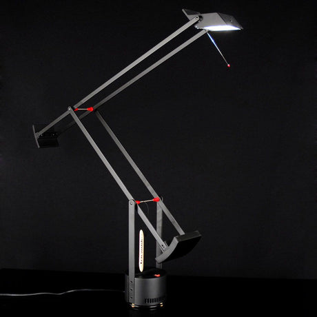 Schwarz Artemide Tizio Micro Tischlampe mit beweglichem Arm und Halogenlicht, Designklassiker von Richard Sapper.