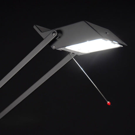 Schwarze Artemide Tizio Micro Tischlampe mit beweglichem Arm und innovativer Halogentechnik