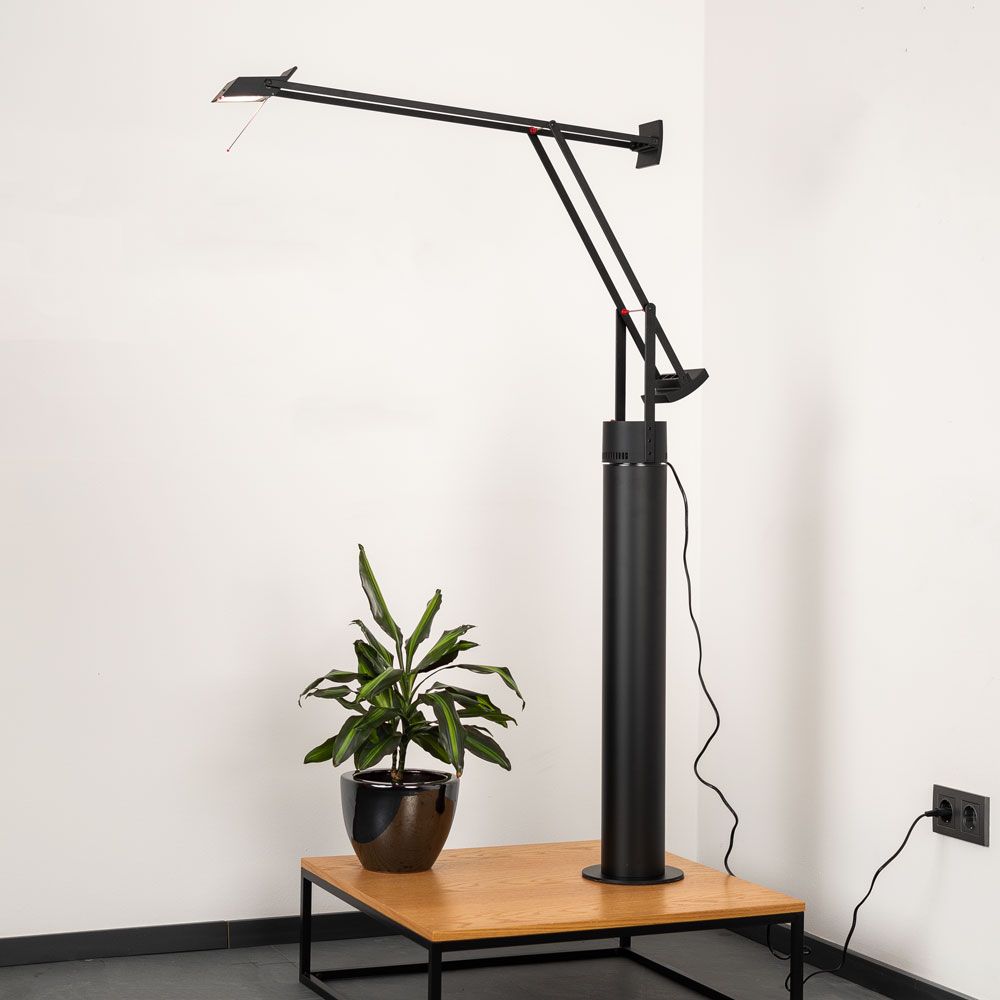 Artemide Tizio Standsäule mit Schreibtischleuchte und Pflanze, stilvolles Leselicht neben Sofa.