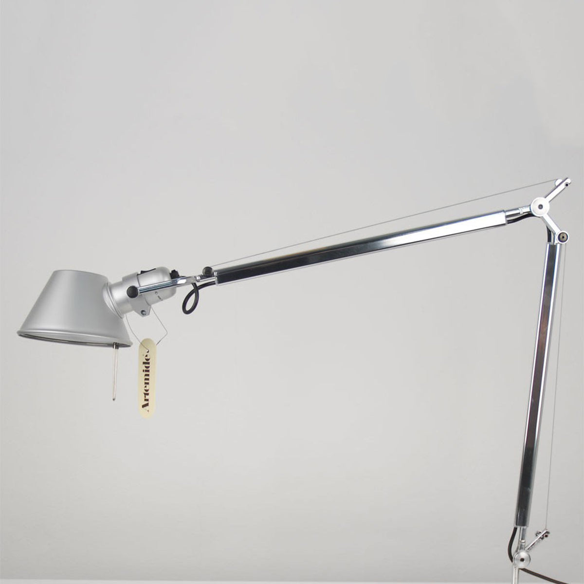 Artemide Tolomeo Tavolo Körper, Aluminium silbergrau, verstellbare Schreibtischlampe mit Gelenkarm, Seitenansicht