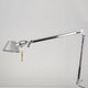 Artemide Tolomeo Tavolo Körper, Aluminium silbergrau, verstellbare Schreibtischlampe mit Gelenkarm, Seitenansicht