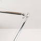 Detailansicht der Artemide Tolomeo Decentrata Pendelleuchte mit elegantem Scharnier und modernen Design.