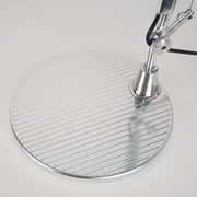 Artemide Tolomeo Lettura Bodenplatte, runde Metallplatte mit Rillenstruktur, silbern, Draufsicht
